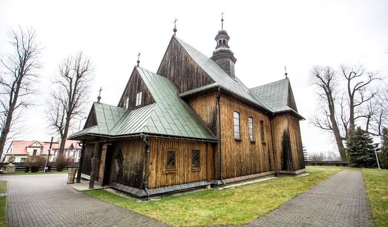 Drewniany kościół z zewnątrz.