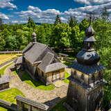 Widok z lotu ptaka na drewniany kościół w Muzeum Orawski Park Etnograficzny Zubrzyca Górna.