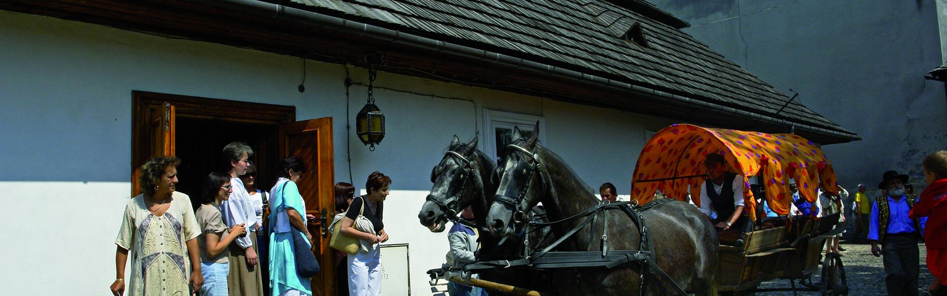 Cygański wóz zaprzęgnięty w konie