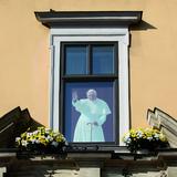 Zdjęcie Papieża w białej szacie w oknie.