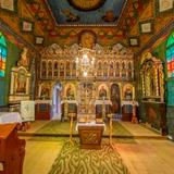 Wnętrze drewnianej cerkwi z bogatym ikonostasem.
