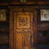 zdobione góralską snycerką drewniane drzwi.