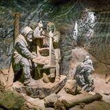 Zdjęcie przedstawia wnętrze kopalni soli w Bochni, a dokładniej kilka postaci wykonanych z brył solnych.