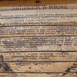 Drewniana tablica informacyjna FORTYFIKACJA W BYDLINIE zawierająca opis fortyfikacji i dwa szkice.
