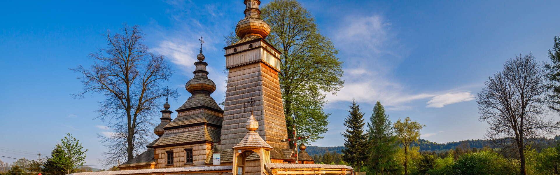 A wooden church in Kwiatoń visible from the side.