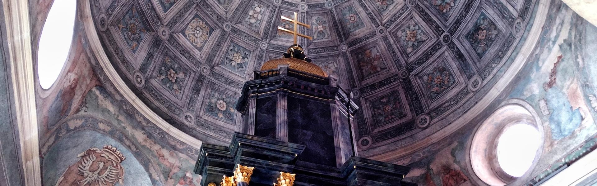 Zdjęcie wnętrza kopuły kaplicy Grobu Bożego w bazylice miechowskiej.