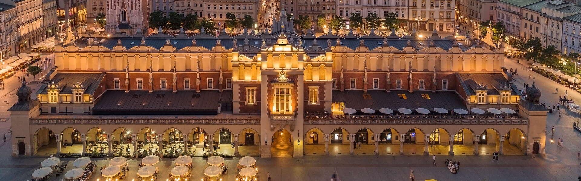 Widok na Rynek Główny z Sukiennicami wieczorną porą.