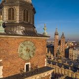 Zegar Wieży Ratuszowej na Krakowskim Rynku, w tle Kościół Mariacki