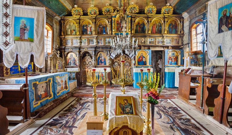 Wnętrze cerkwi. Na pierwszym planie na wysokim stoliku ikona Michała Archanioła. W tle ikonostas.