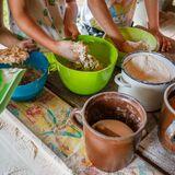 Miski z mąką i ciastem na podpłomyki, które przygotowują dzieci