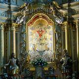 Cudowny obraz Matki Bożej Zwycięskiej umieszczony w ołtarzu głównym, przykryty ozdobną srebrną sukienką.
