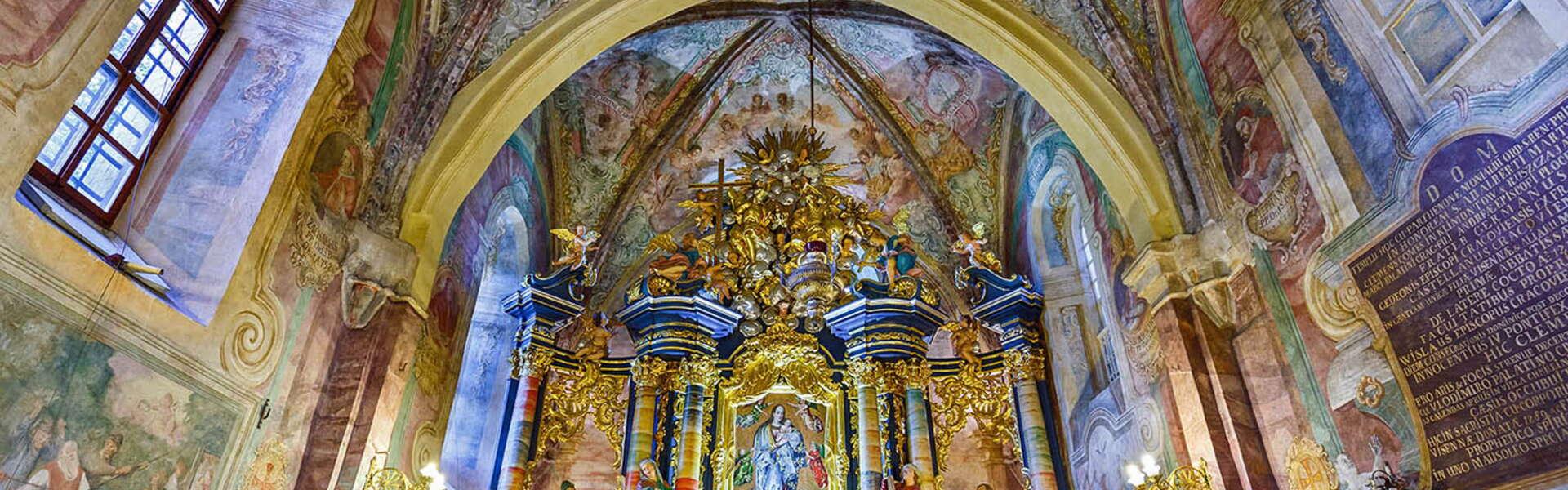 Bogato zdobione polichromowane wnętrze kościoła i ołtarz główny w klasztorze benedyktynek w Staniątkach