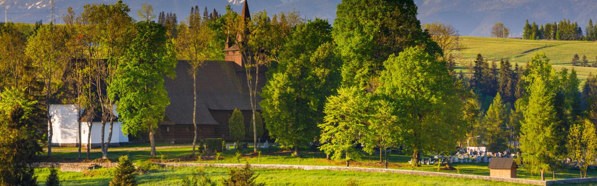 Panorama Orawki, w tle wśród zieleni kościół drewniany
