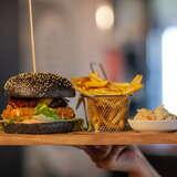 Burger, frytki w koszyczku i surówka w miseczce, oferta restauracji Food Makerzy