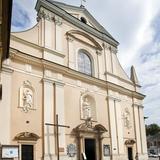 Elewacja kościoła klasztornego karmelitów wzorowana jest na fasadzie rzymskiego kościoła Il Gesù.