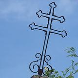 Żelazny krzyż z przykościelnej bramy, czteroramienny.