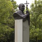 Image: Le monument de Jean-Paul II dans le Parc de H. Jordan, Cracovie
