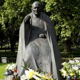 Image: Le monument de Jean-Paul II dans le Parc Strzelecki (ul. Lubicz), Cracovie